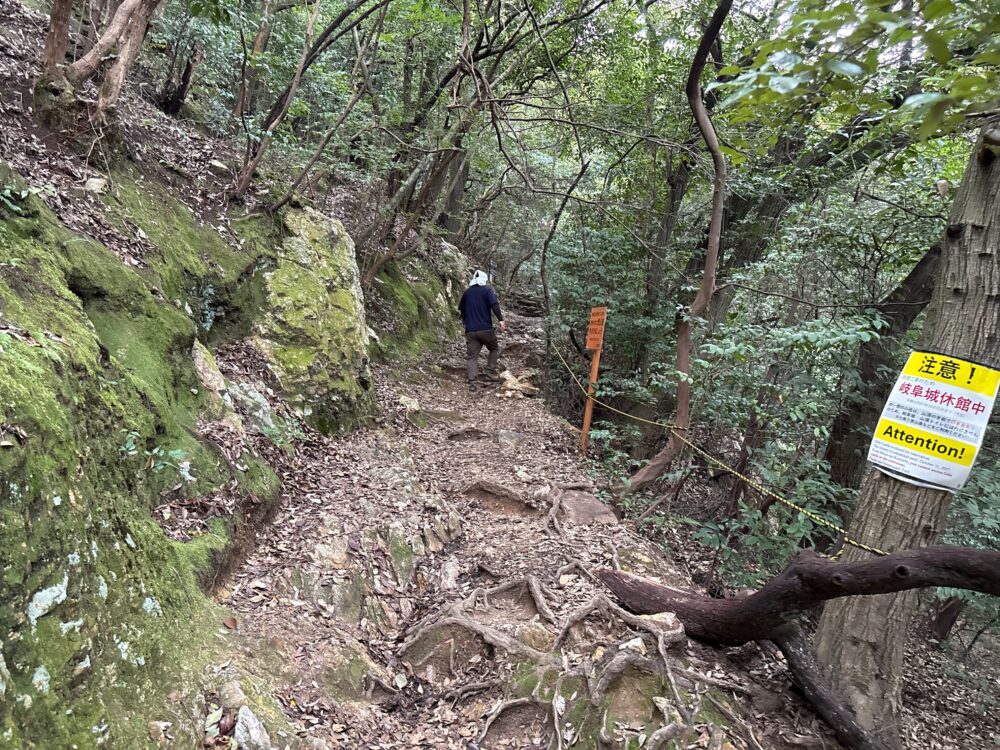 馬の背登山道入り口付近