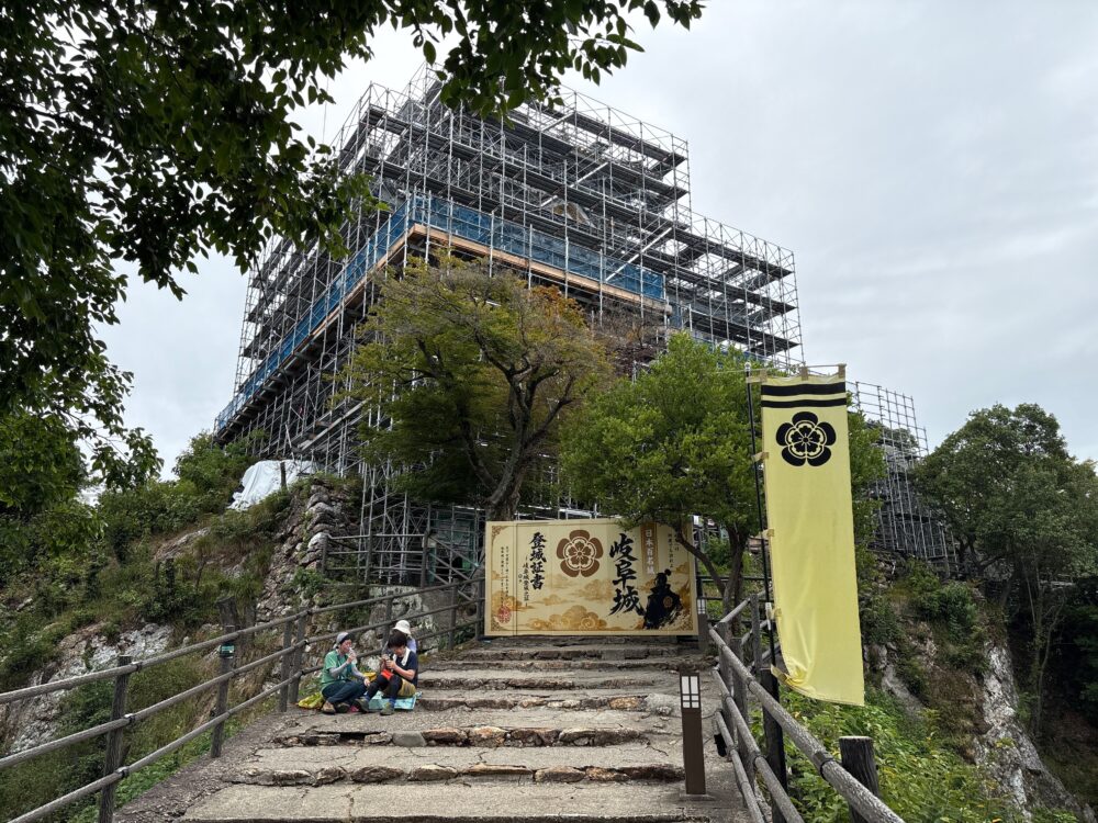 工事用の足場に囲まれた岐阜城