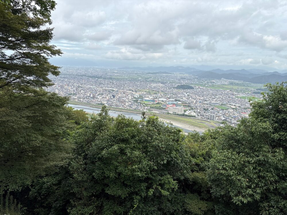 山頂付近の石畳からの絶景