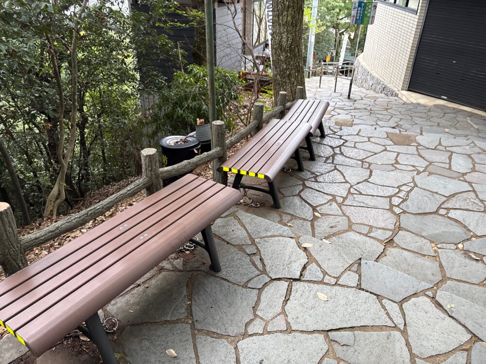 山頂付近の整備された道とベンチ