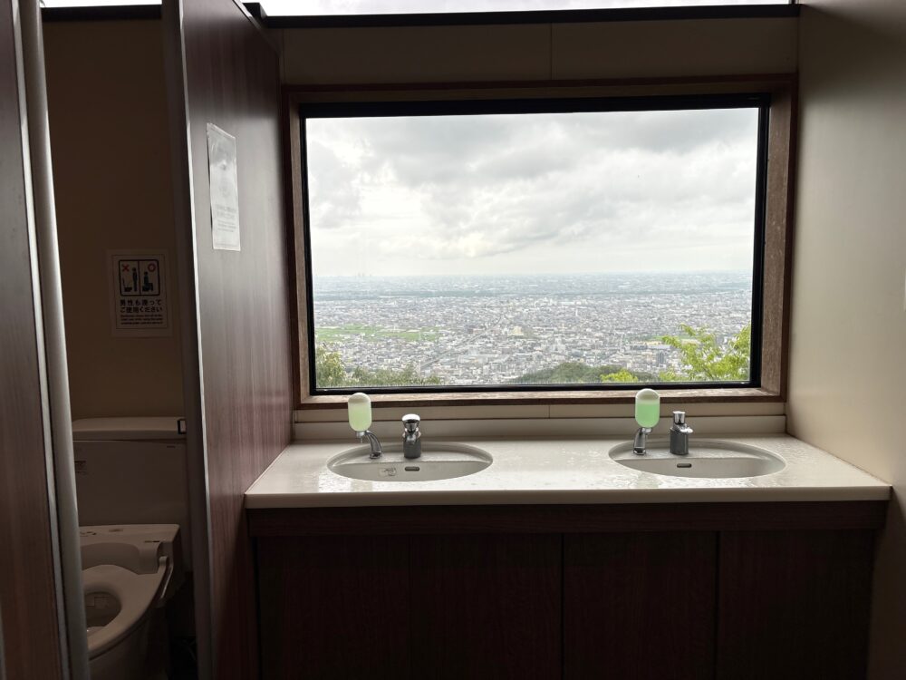 頂上付近のトイレの窓からの景色