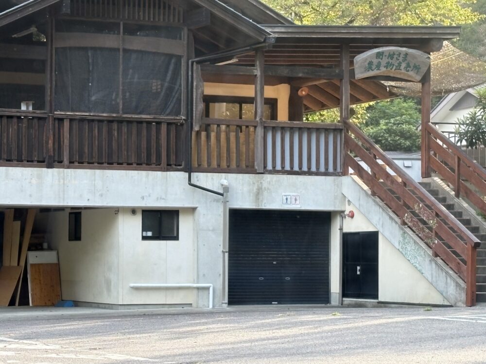 駐車場のトイレ、閉まっていた