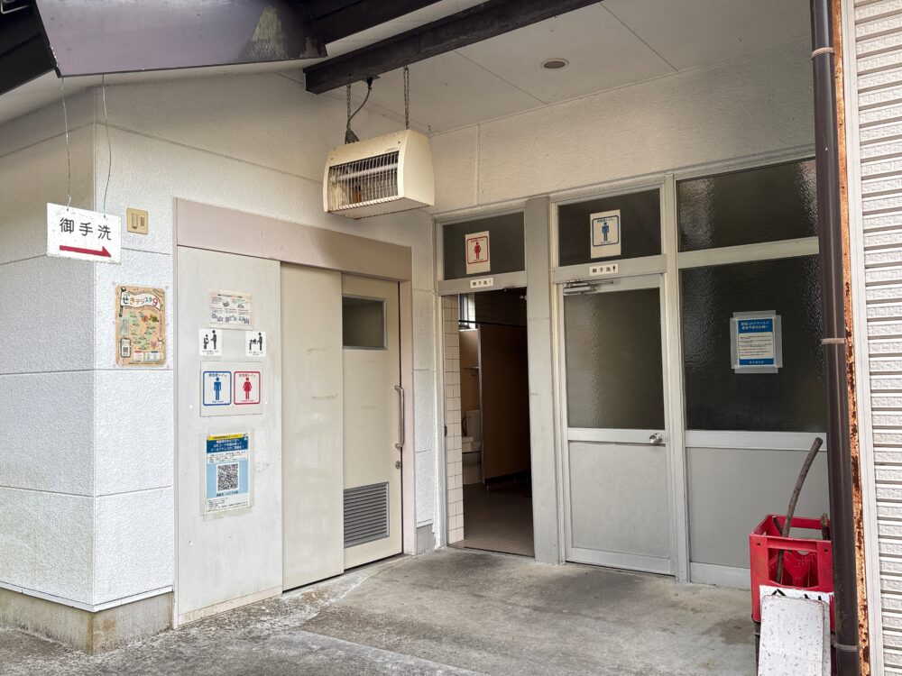 迫間不動尊へ向かう道とトイレ