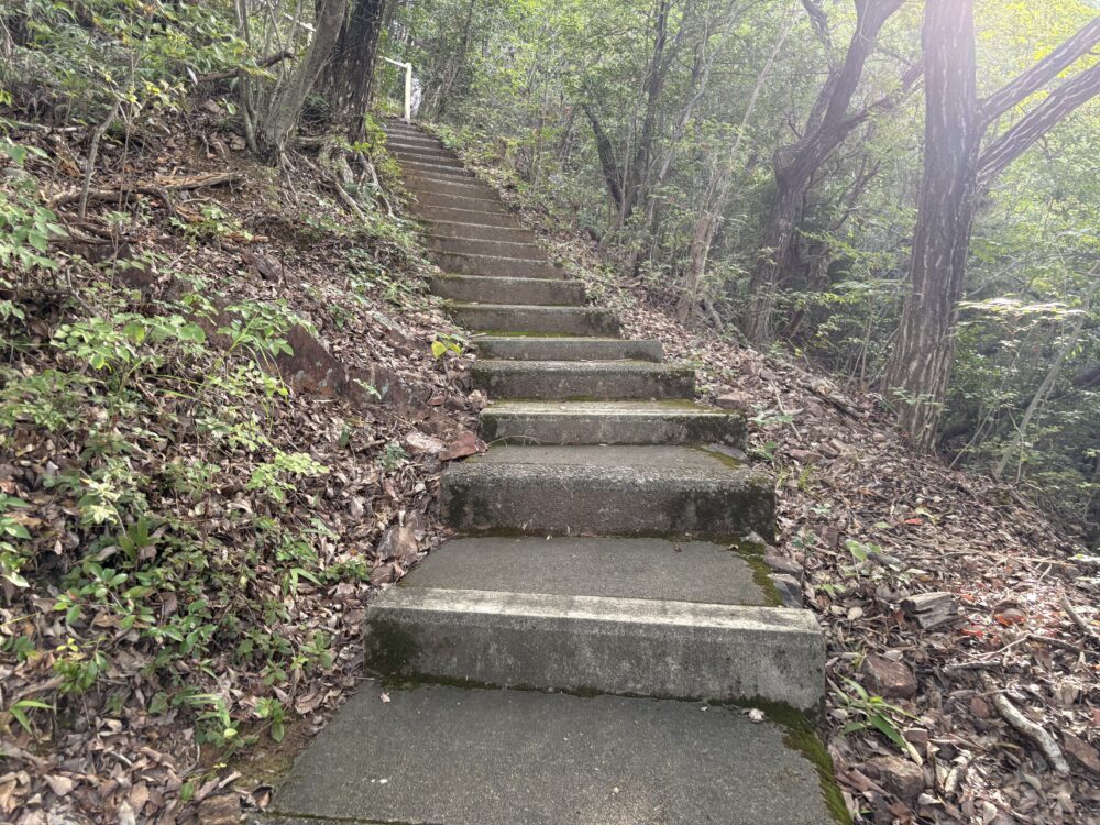 迫間山への石段登山口