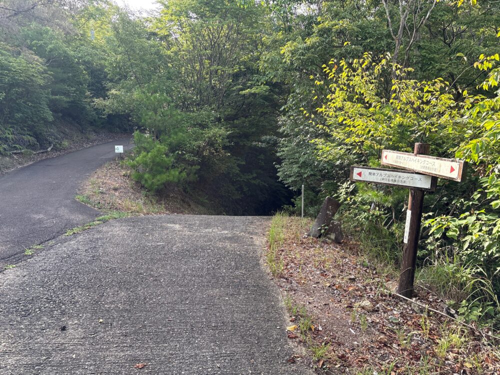 明王山へ向かう舗装道
