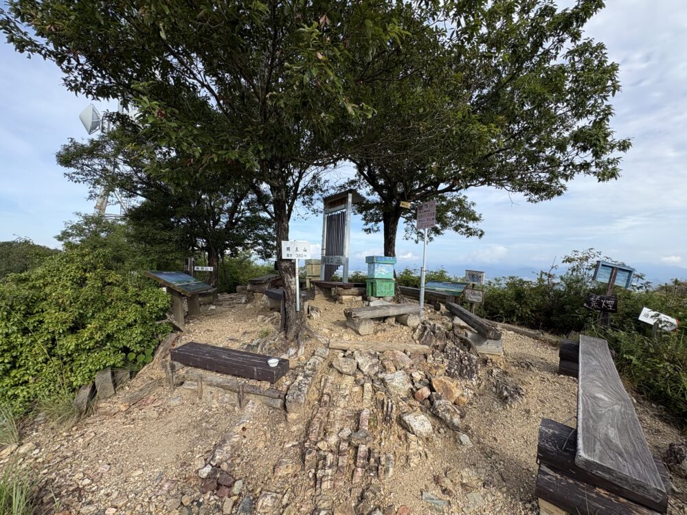 明王山山頂の全体の様子、ベンチあり