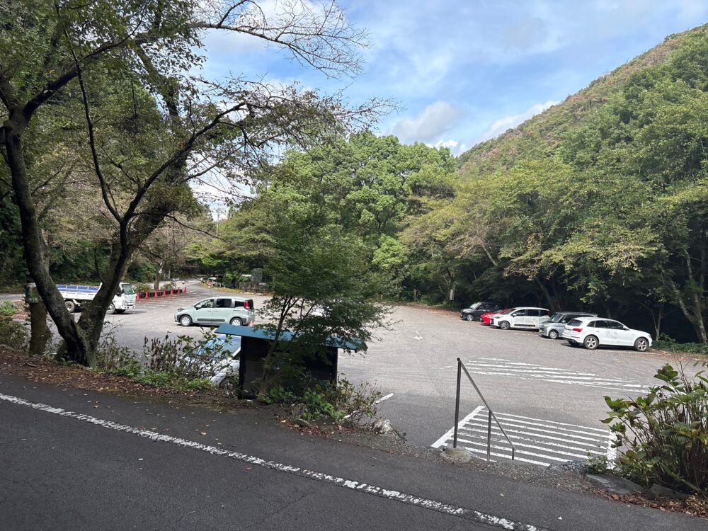 下山後、車が増えた駐車場