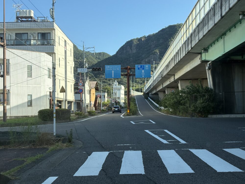 国道156号から金華山ドライブウェイへ行く道