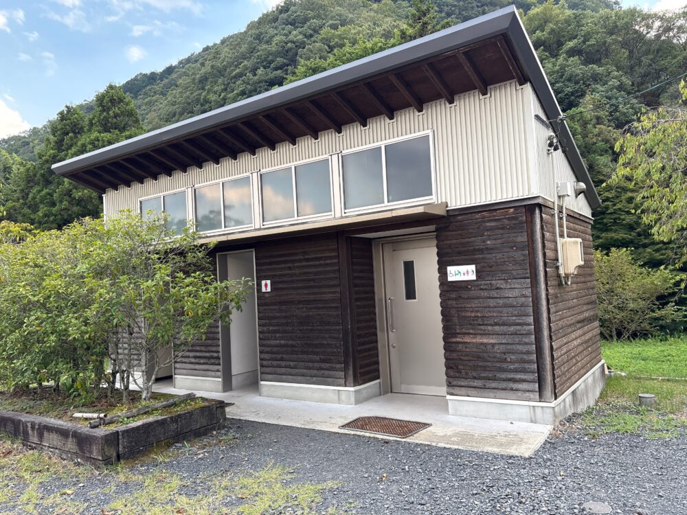 鳩吹山遊歩道カタクリ口のトイレ