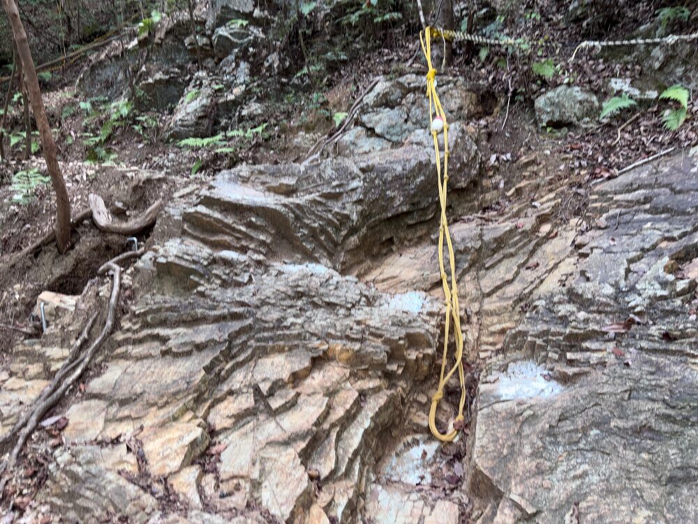 小天神休憩所までのロープがある登山道