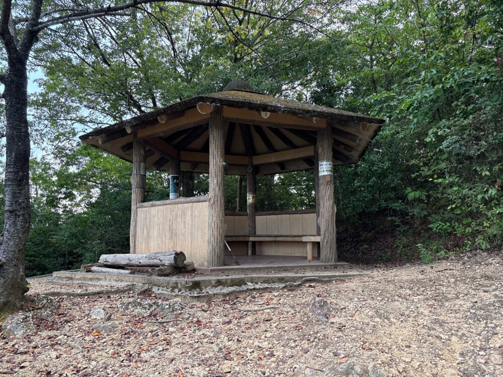鳩吹山の小天神休憩所