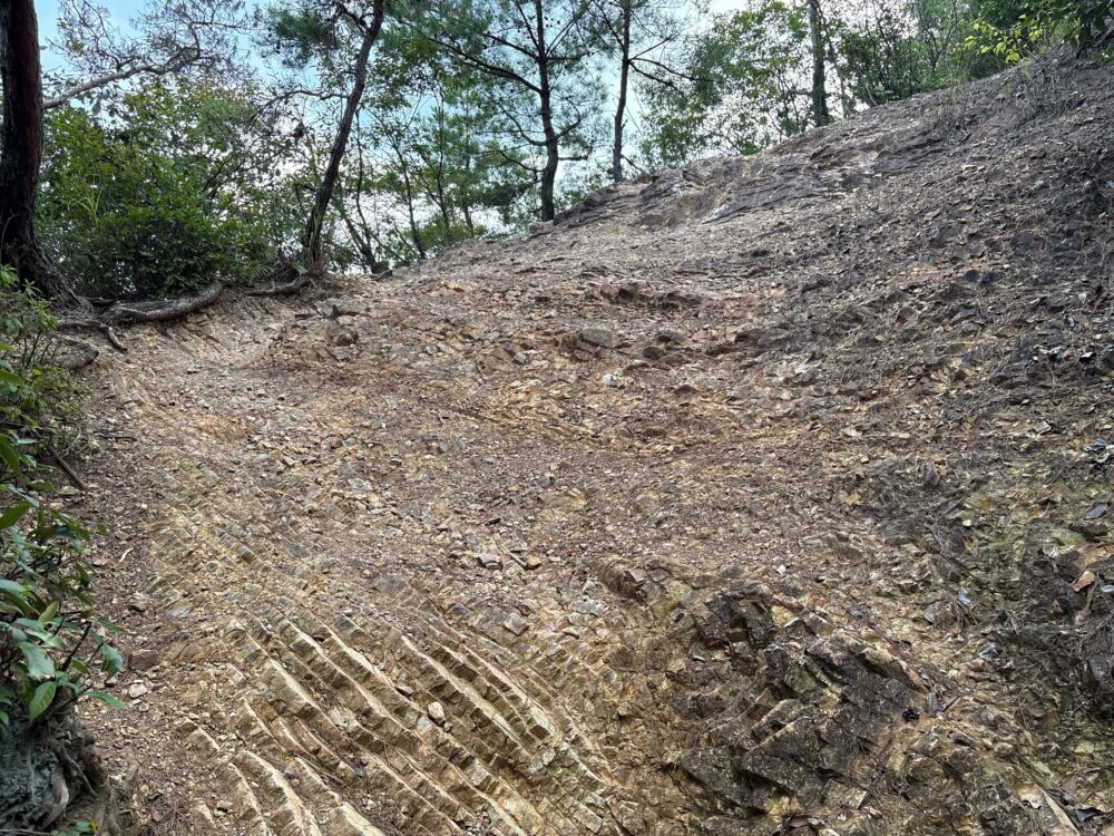 鳩吹山山頂へ向かう登山道の岩場
