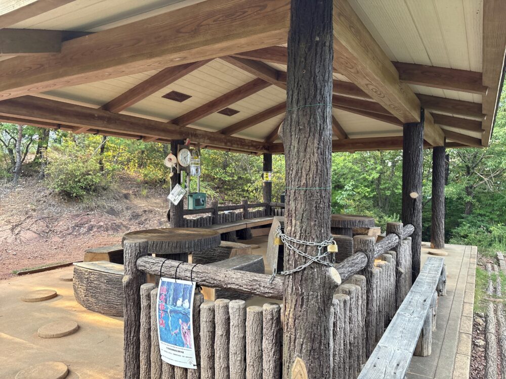 鳩吹山山頂付近の休憩所