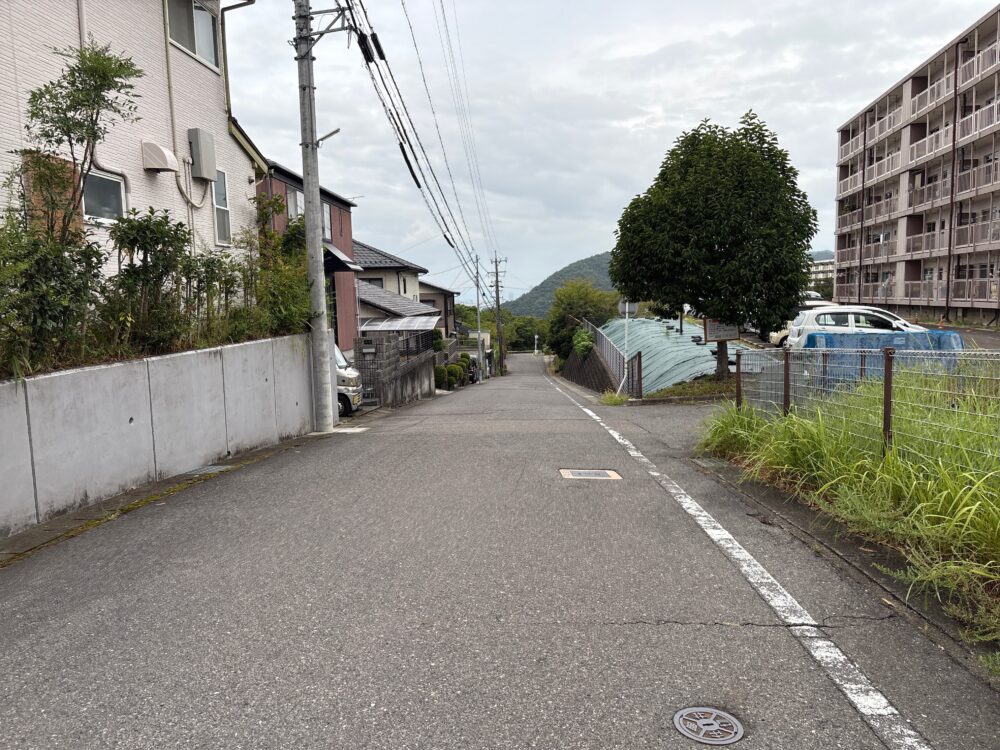 尾崎南運動公園から三峰山中央登山口へ向かう住宅地の道