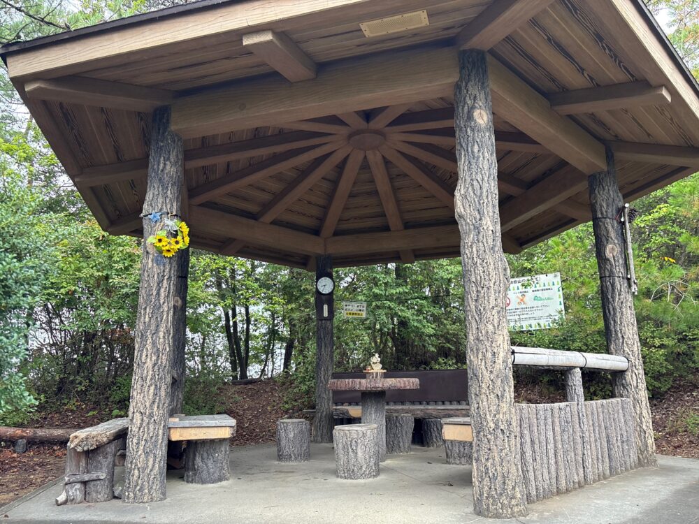 鳩吹山西山休憩小屋
