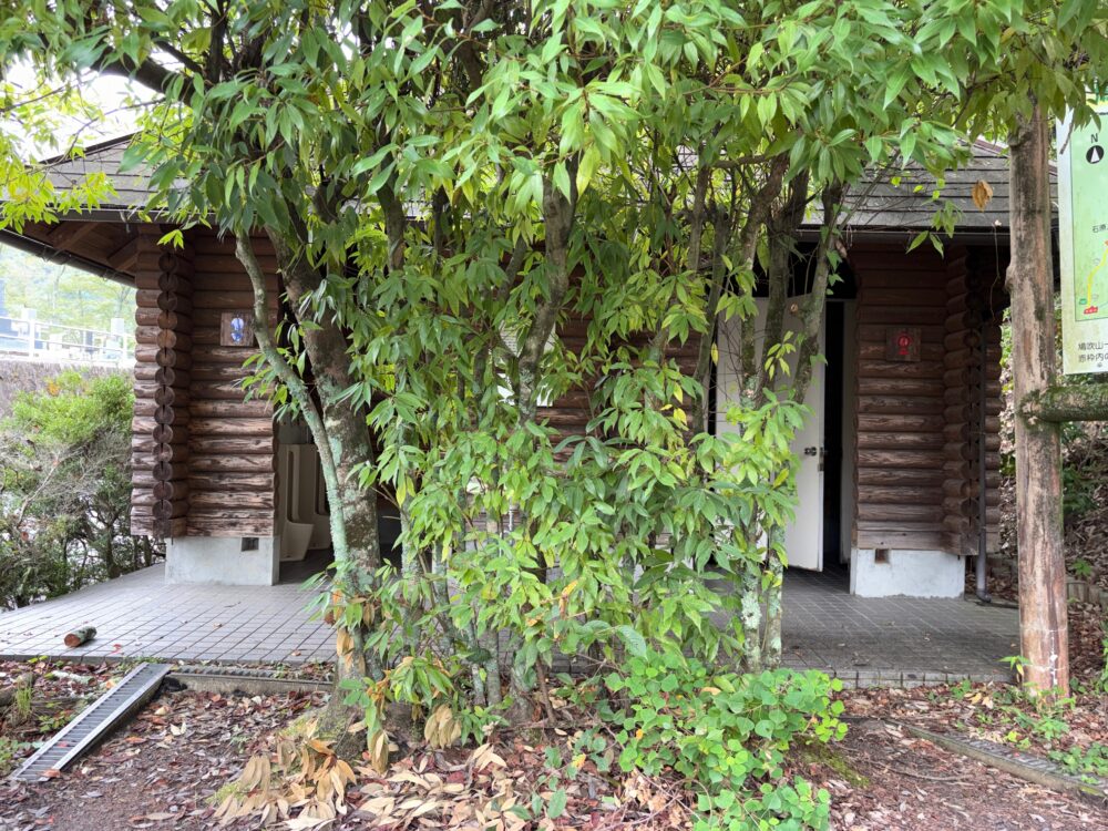 鳩吹山真禅寺登山口のトイレ