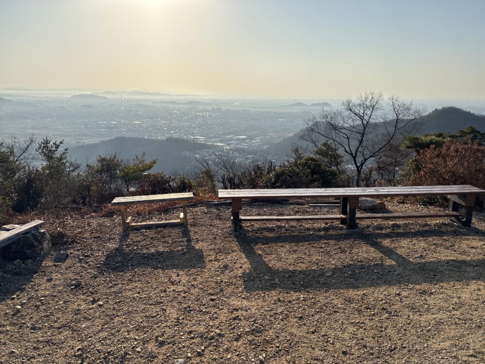 三峰山山頂のベンチと各務原の景色