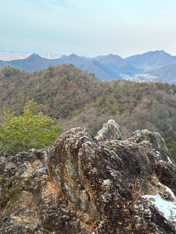 三峰山の岩場から西側の山並みを望む景色