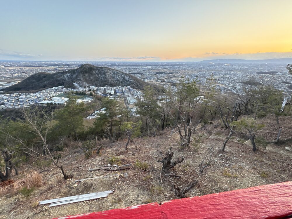 冬の三峰山展望台から望む雪景色