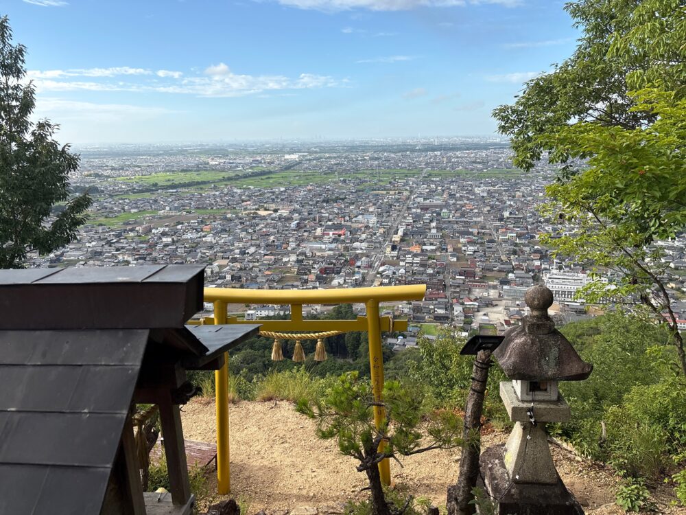 洞山山頂手前の金の鳥居から見える岐阜市街の眺望