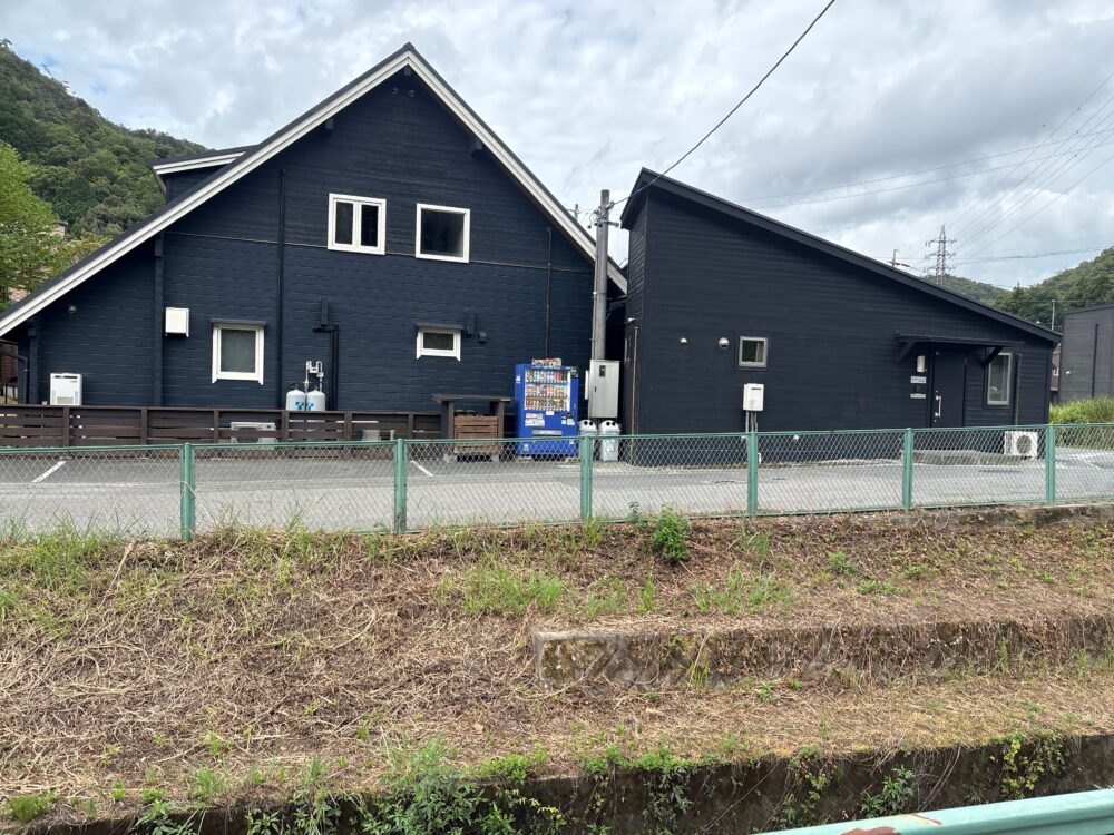 達目洞から西山へ向かう途中にある補給用の自動販売機