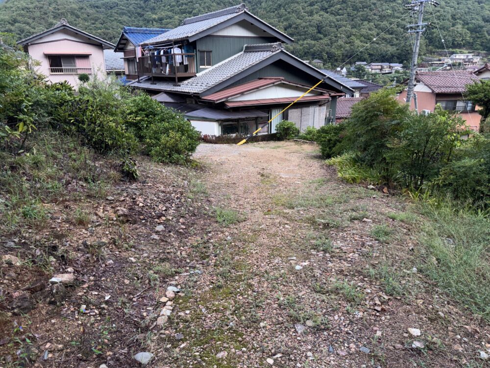 民家の横に出る分かりにくい三峰山岩田坂側登山口