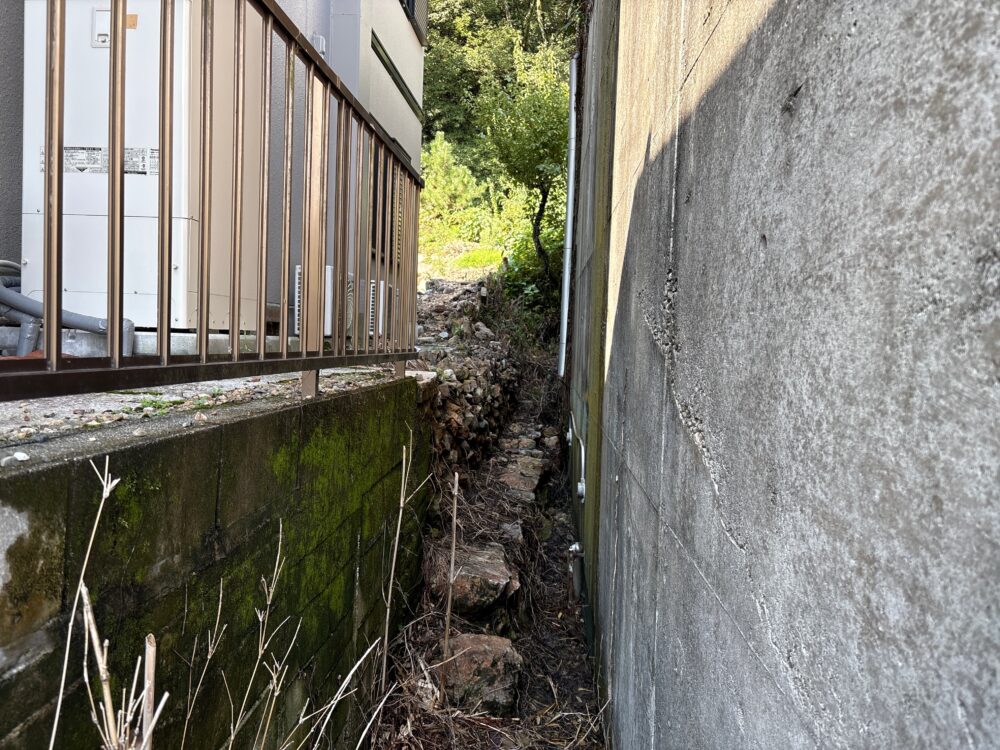 民家と民家の間にある分かりにくい西山登山口入口