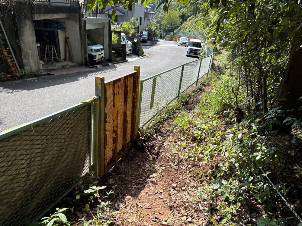 西山の登山口と住宅地側の出入口