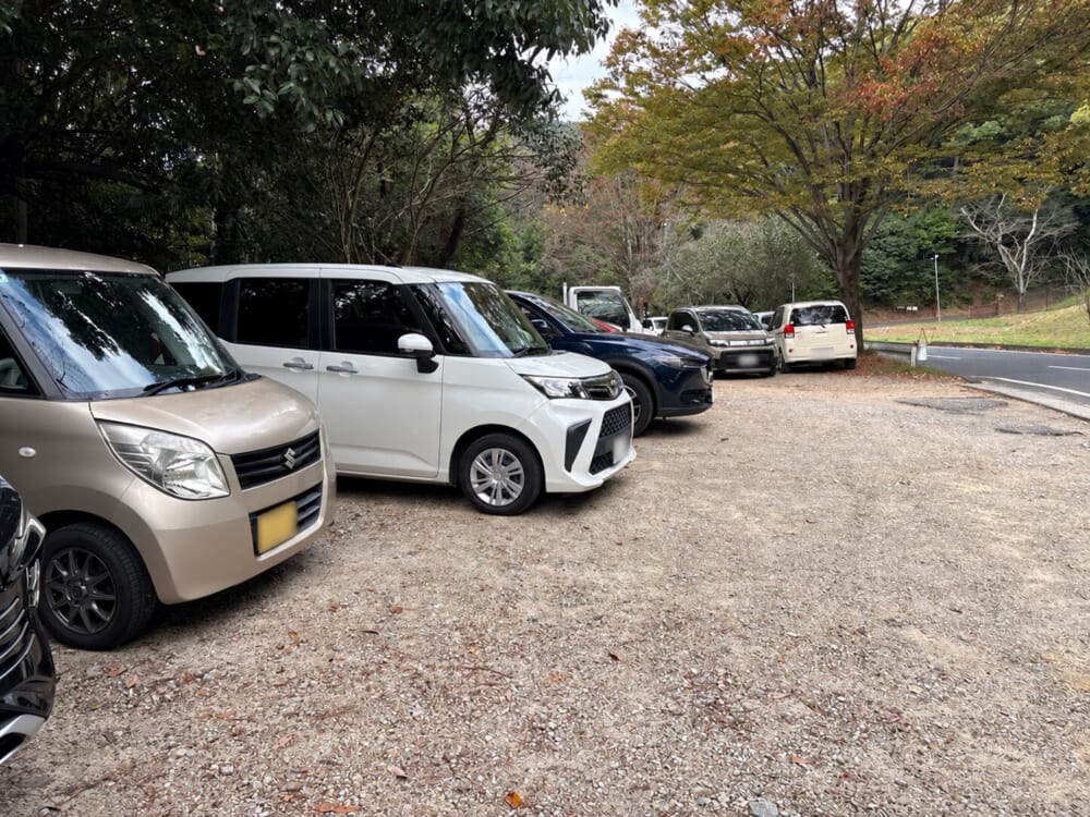 休日朝に多くの車が停まる伊吹の滝近くの駐車場