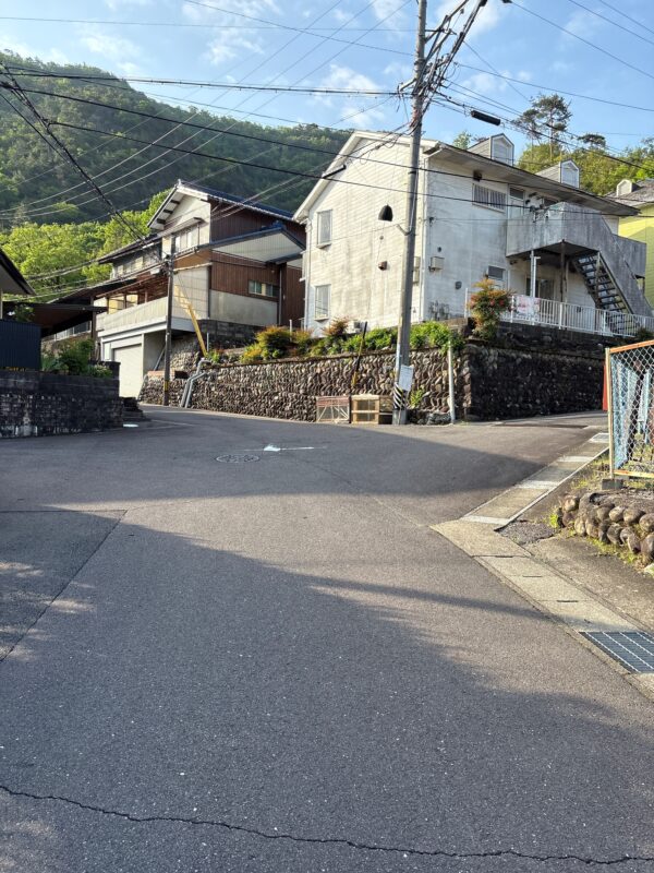 岩田山から三峰山登山口へ向かう道