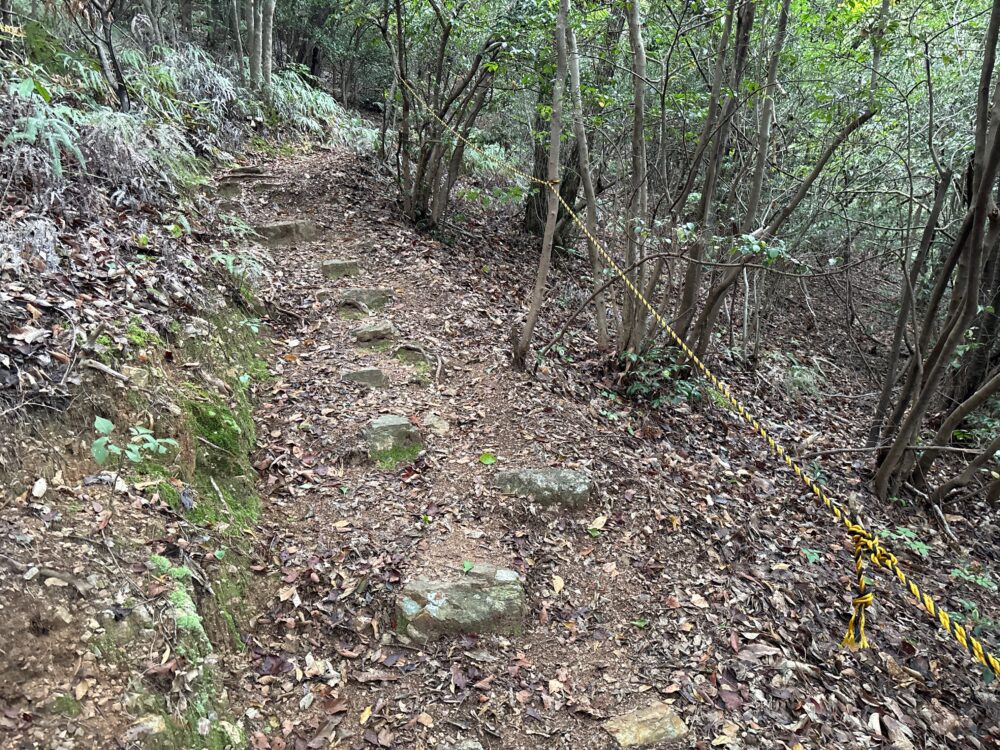 三峰山尾崎北町登山口から続く登山道