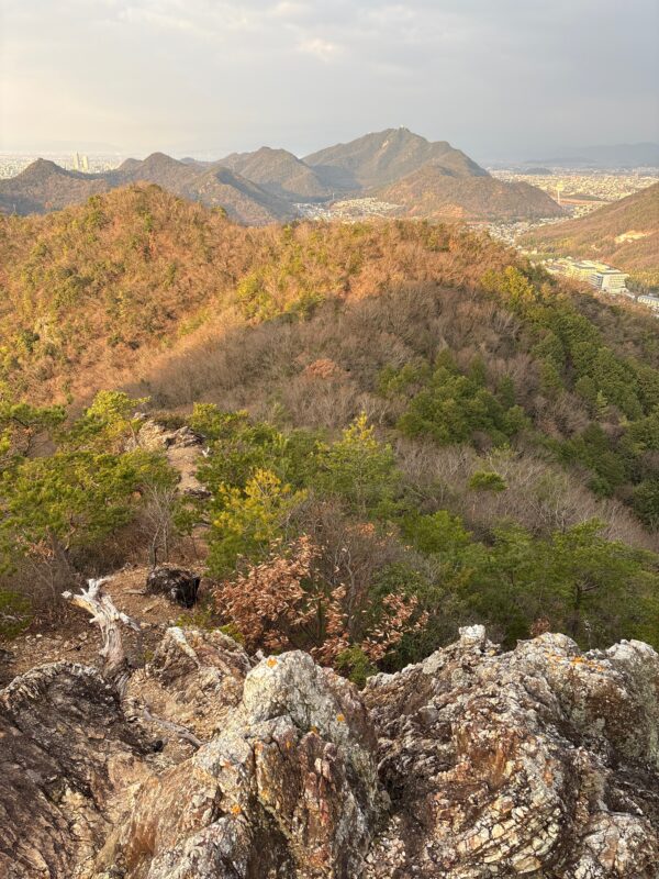三峰山の日野方面ルートにある岩場