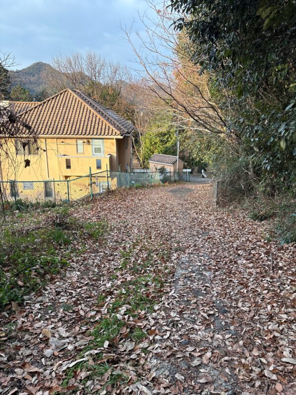 東海学院大学と軍人墓地側から三峰山登山口へ向かう道