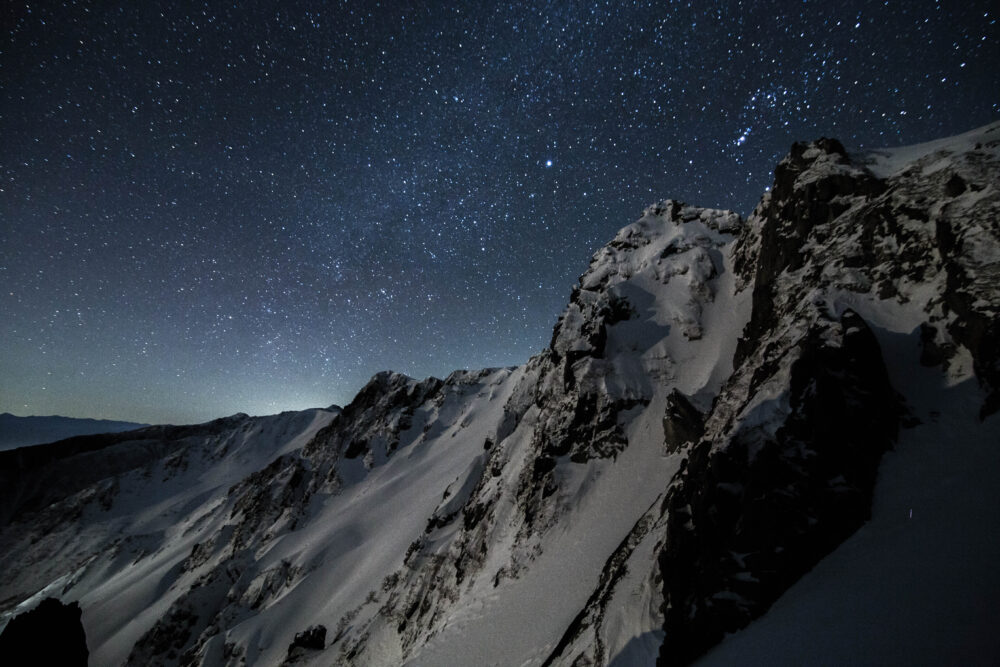 木曽駒ヶ岳の雪山と冬の星空