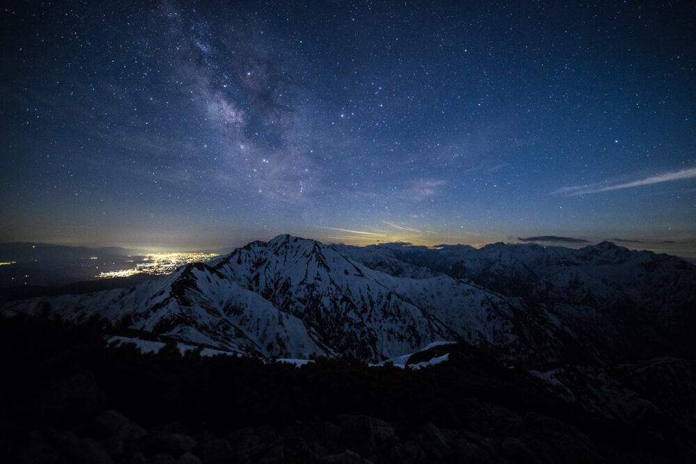 唐松岳で月明かりが少ない夜の天の川と雪山