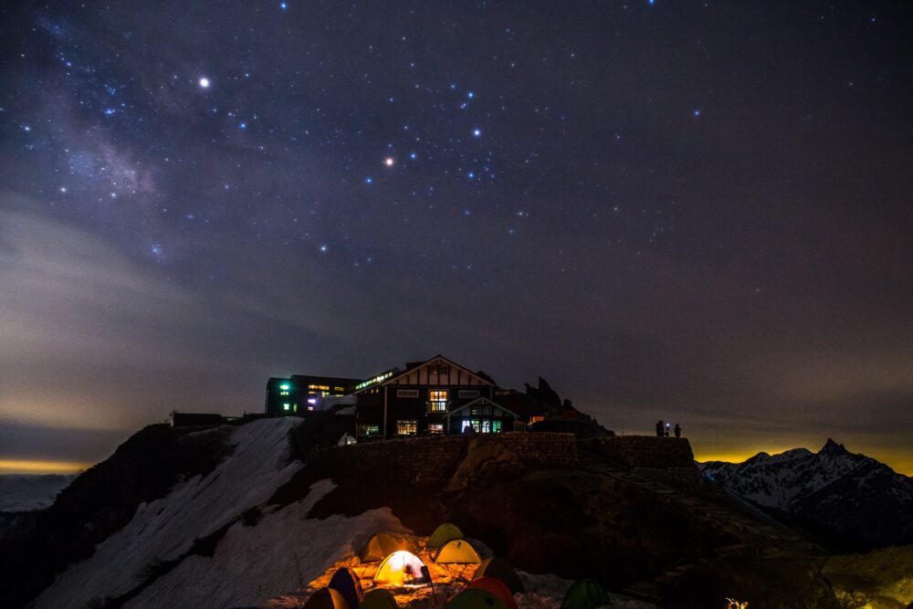 燕山荘とテント場の灯りと星空