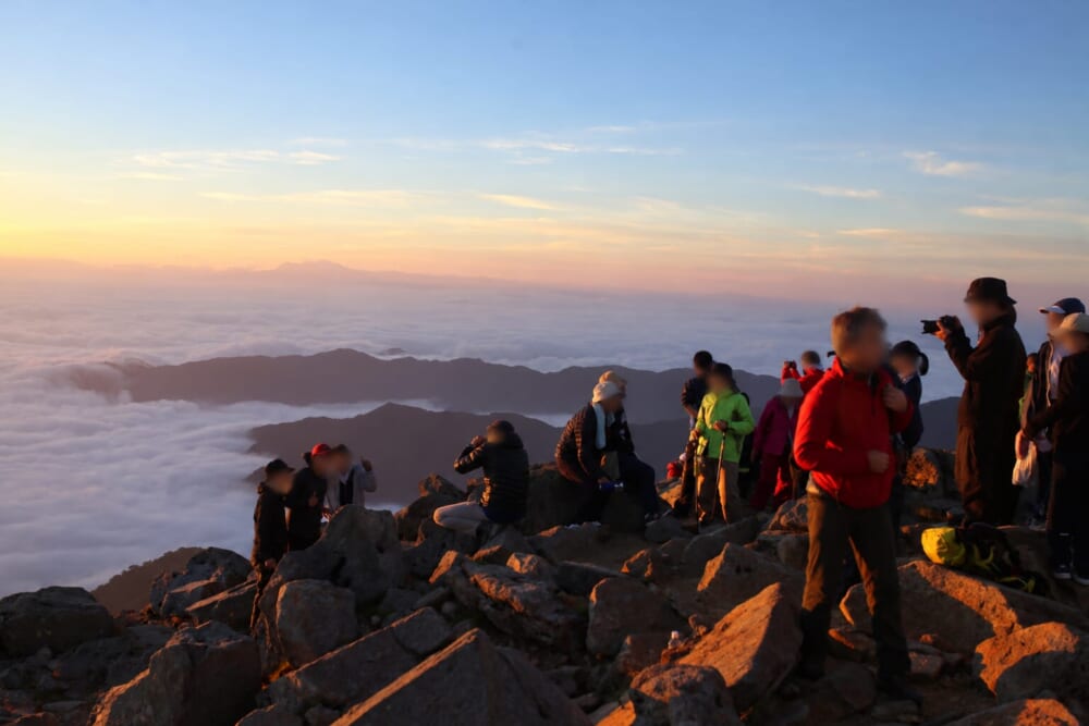 2018年8月7日に御前峰から撮影したご来光後の雲海と山頂の登山者