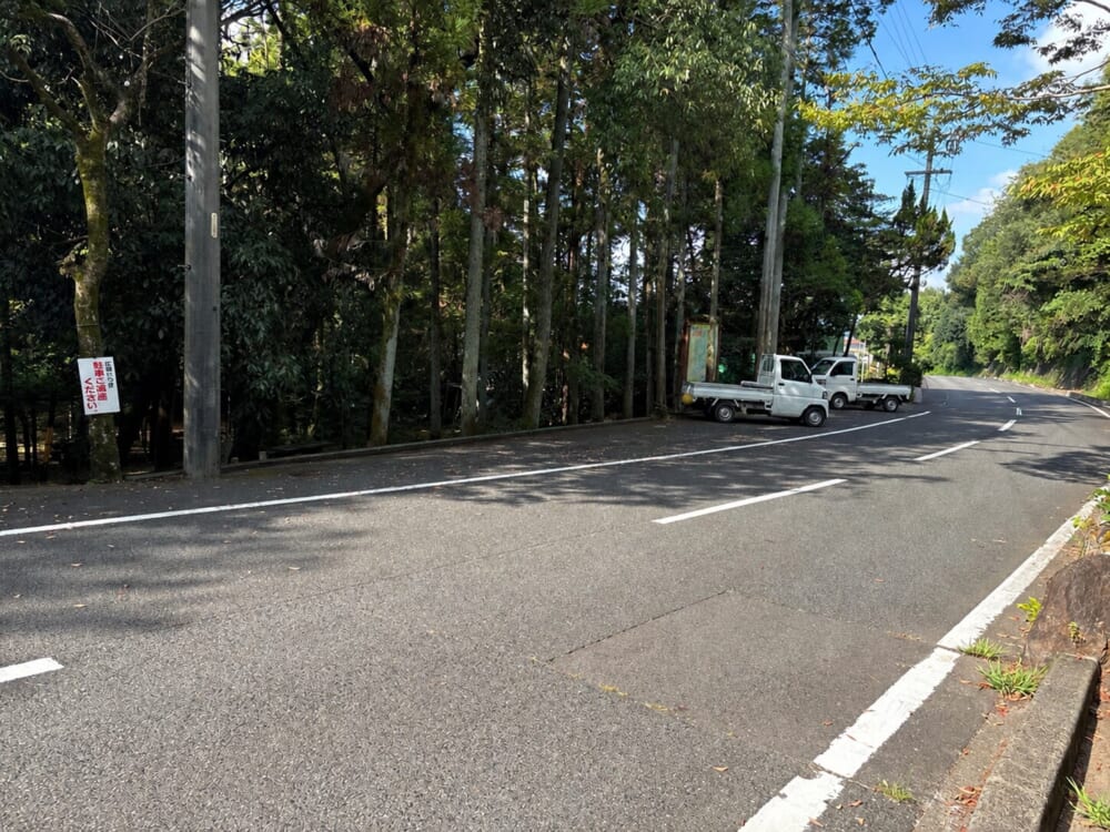 伊吹の滝正面付近の道路沿いスペース