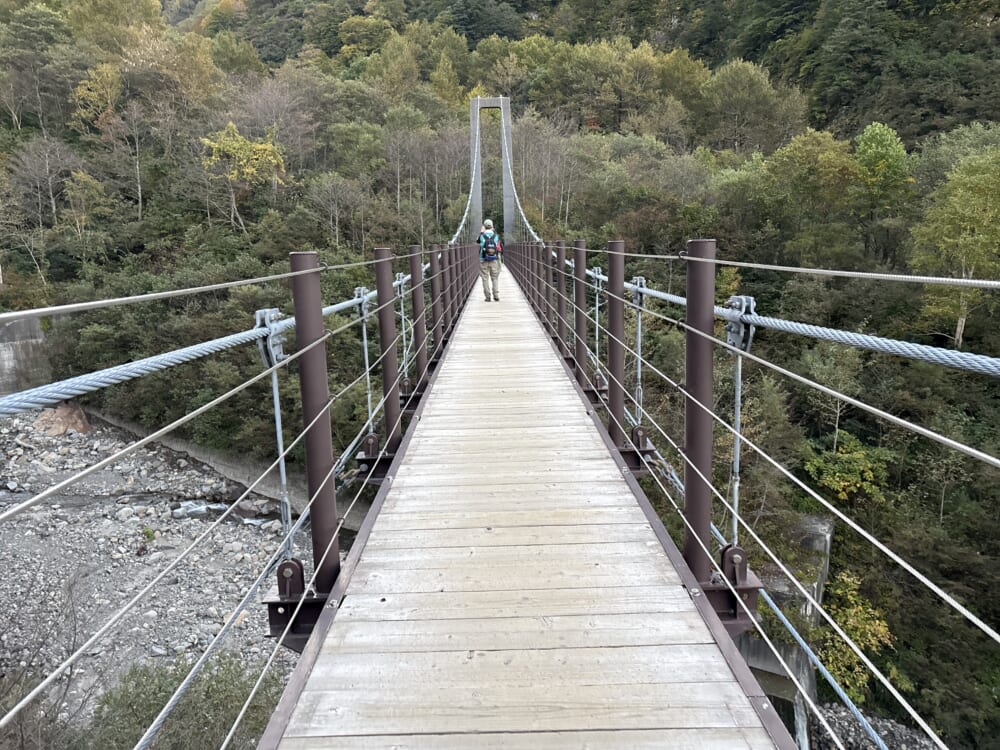 別当出合吊り橋の床板と対岸へ続く登山道