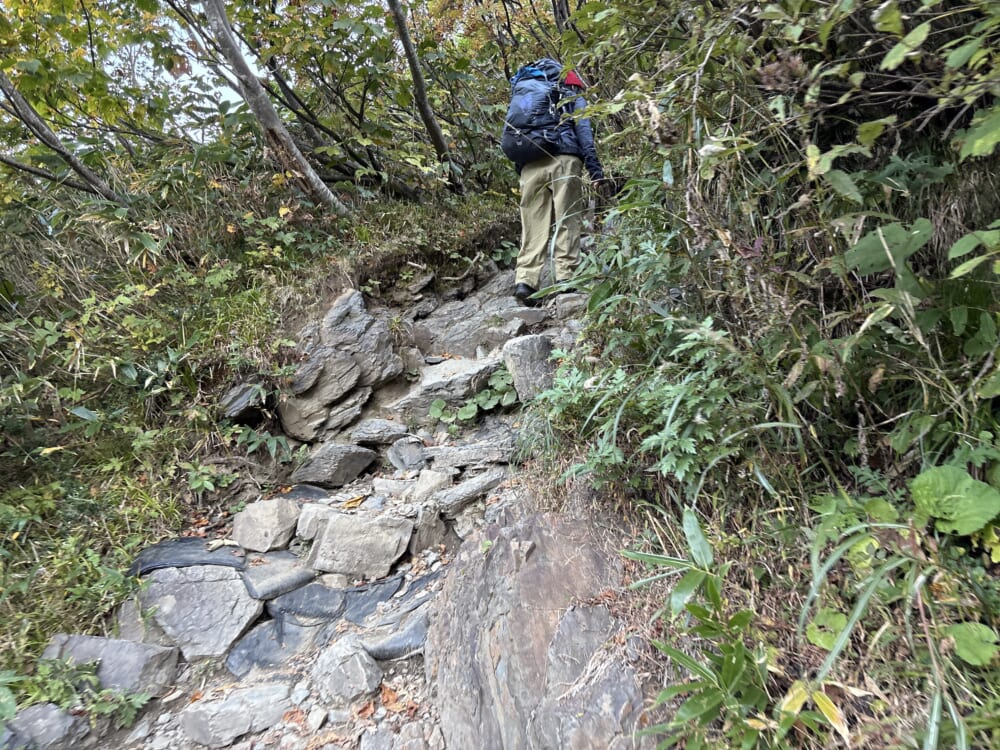 白山砂防新道の岩がある登り道