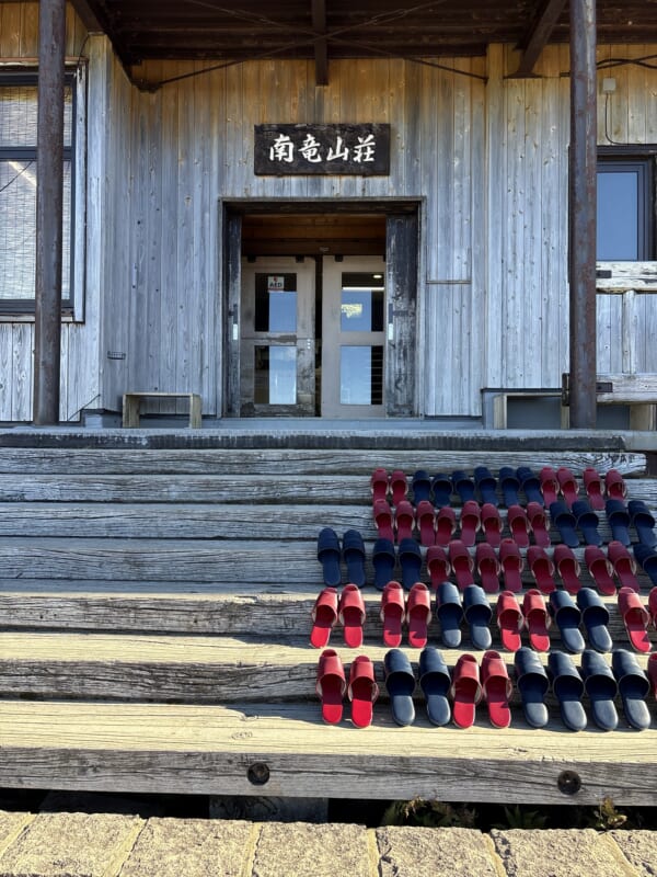 南竜ヶ馬場の南竜山荘の玄関