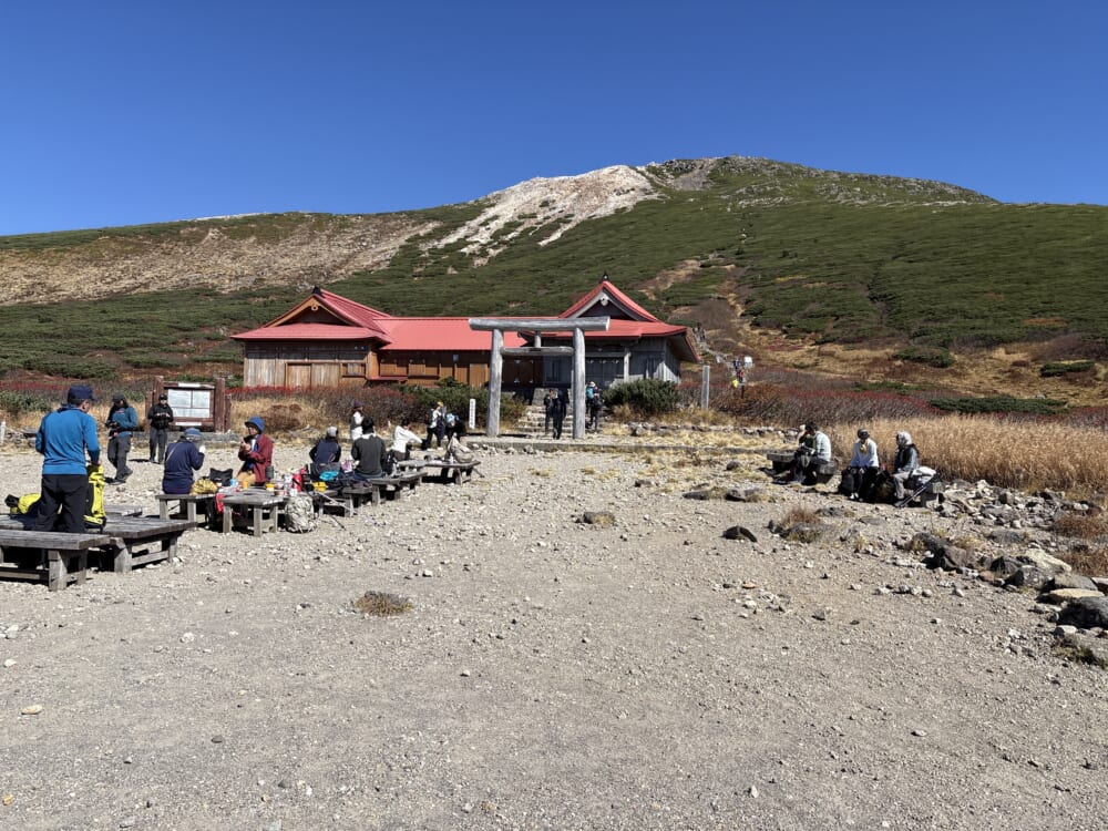 白山室堂から望む御前峰と祈祷殿