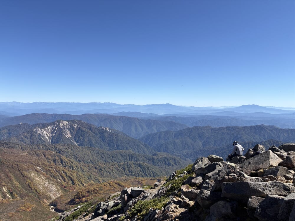 御前峰山頂から遠くまで連なる山々の展望