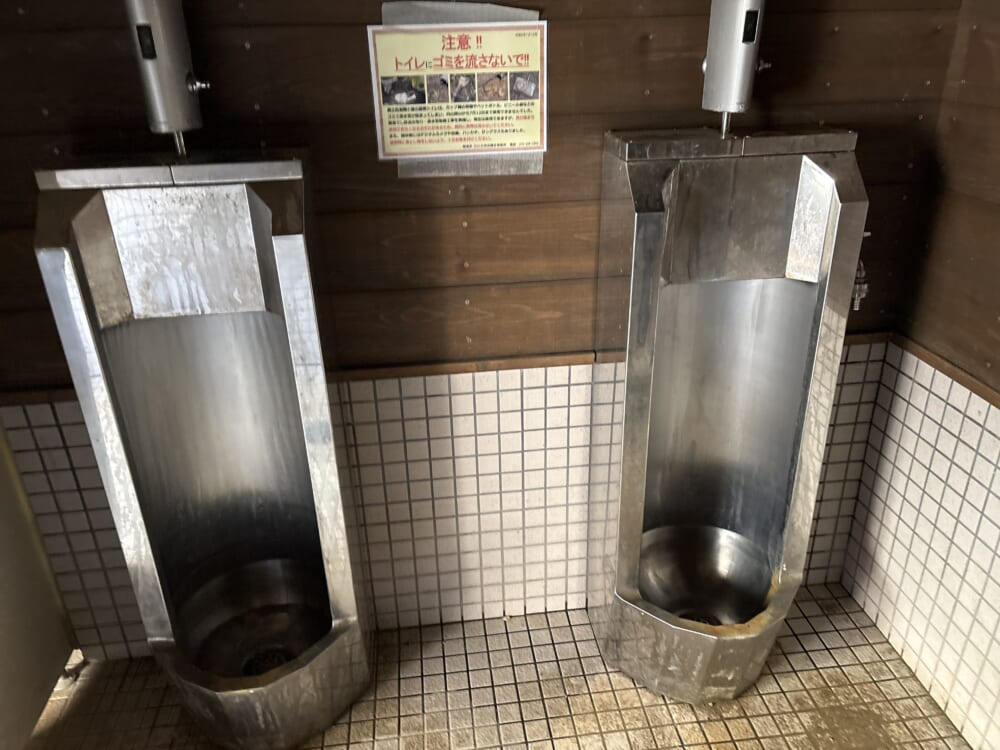甚之助避難小屋の男性用トイレ内部