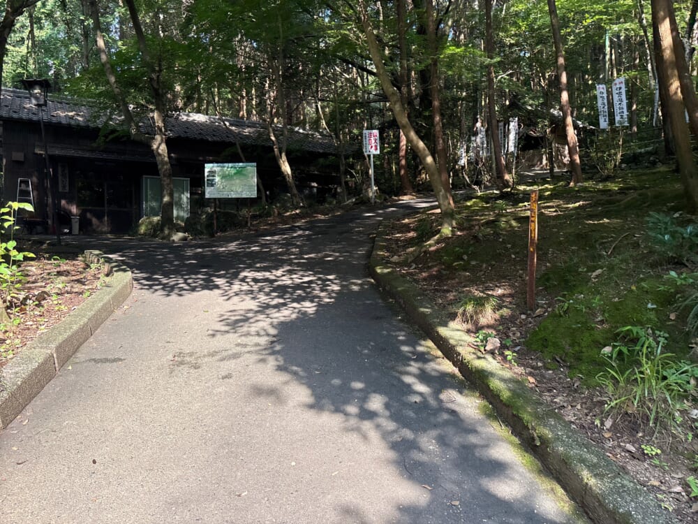 伊吹の滝から各務原権現山登山道へ向かう舗装路