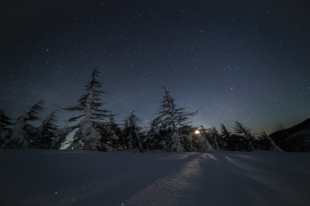 14mmで撮影した阿智村南沢山の雪山と星空