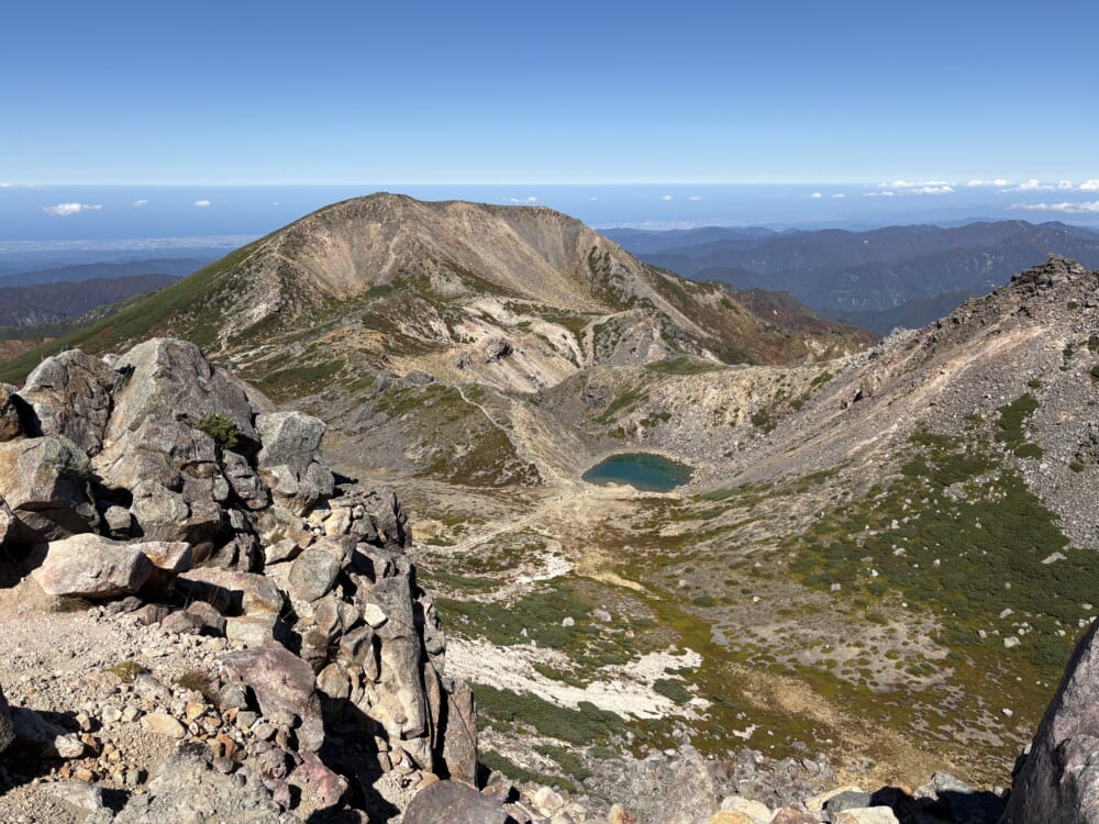 白山御前峰から望む火口湖と岩稜