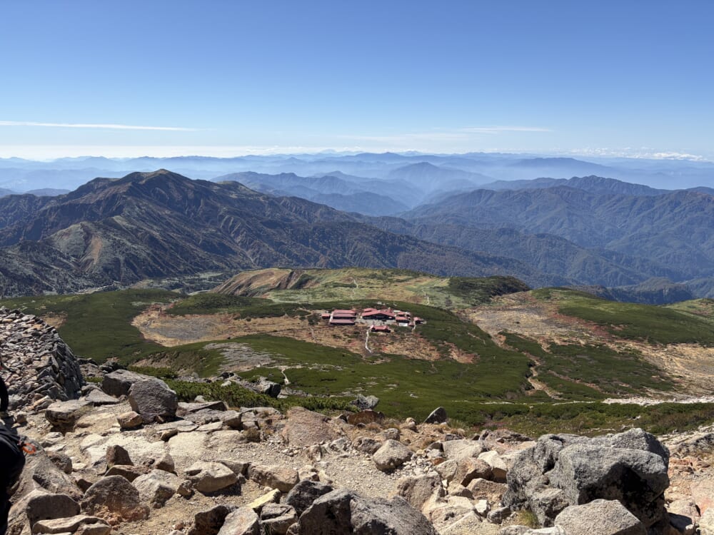 御前峰山頂から見下ろす室堂と別山方面