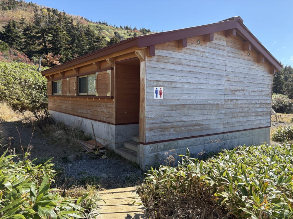 南竜ヶ馬場テント場のトイレ棟外観