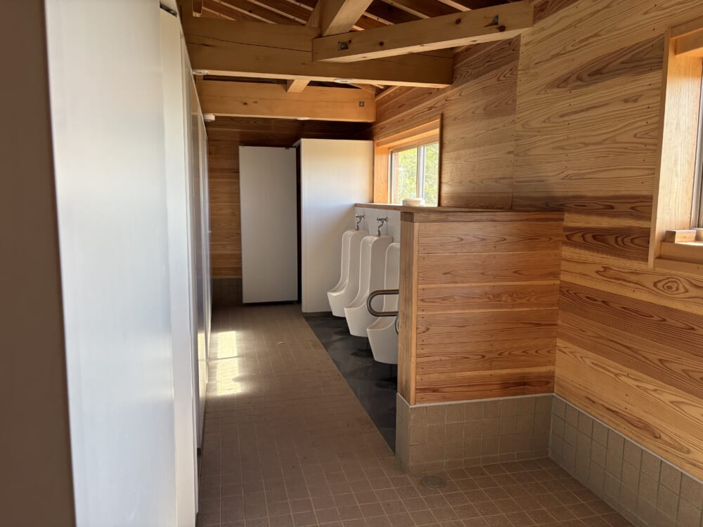南竜ヶ馬場テント場の男性トイレ内部